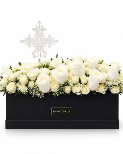 Caja flor con cruz nacarada chica