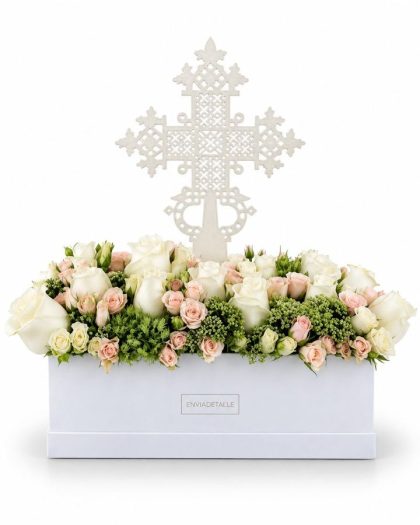 Caja flores con cruz nacarada